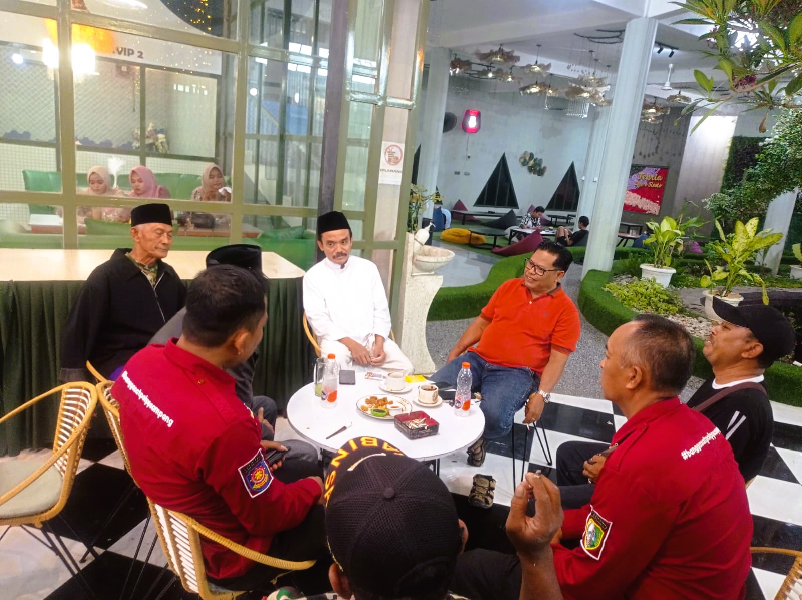 PENGAWASAN: Petugas Satpol PP memberikan imbauan di salah satu kafe di Kelurahan Polagan, Sampang, Sabtu (28/2).