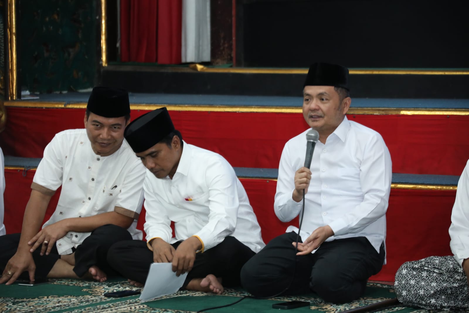 SOLUTIF: Wabup Bangkalan Moch. Fauzan Ja&rsquo;far menyampaikan sambutan dalam kegiatan Safari Ramadan di Pendopo Agung, Senin (23/2).