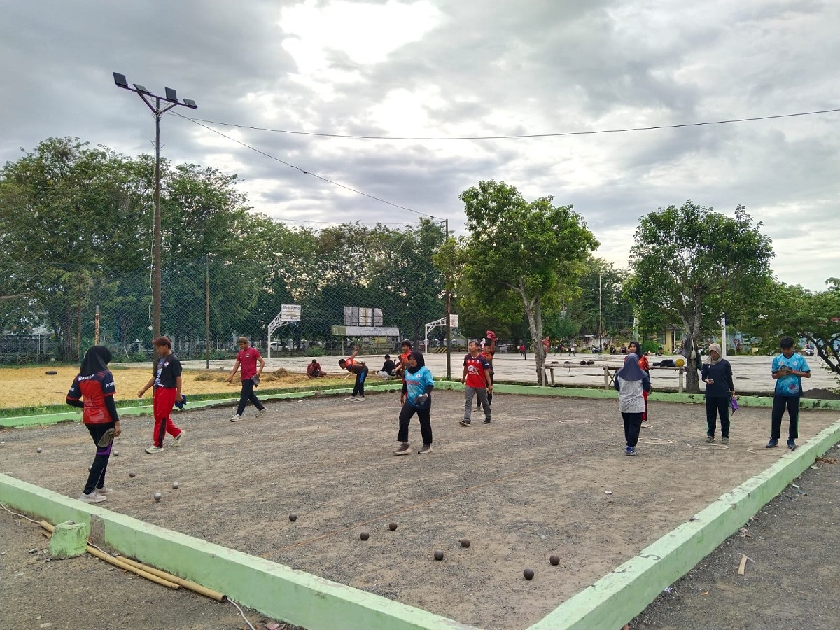 FOKUS: Atlet petanque Sumenep saat melakukan latihan di lapangan Desa Pabian, Kecamatan Kota Sumenep, pada Senin (23/2).
