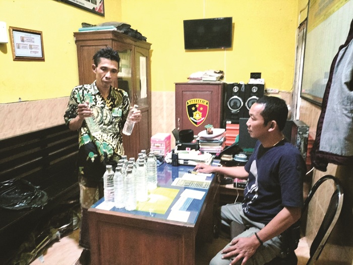 TAK BERKUTIK: Terduga pelaku ZA saat diamankan di Polsek Kedungdung, Sampang, Selasa (3/3). (HUMAS POLRES SAMPANG UNTUK JPRM)
