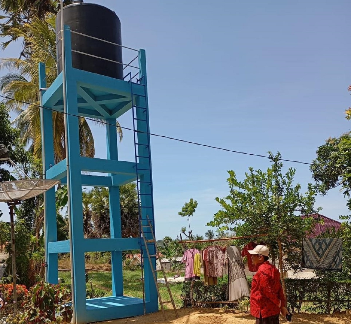 TURUN LANGSUNG: Kepala Dinas PUTR Sumenep Eri Susanto saat mengkroscek hasil pengerjaan SPAM di Kecamatan Pragaan tahun 2025.