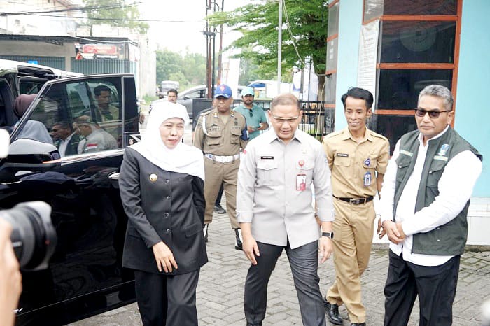 DISAMBUT: Kacabdindik Provinsi Jatim Wilayah Sampang Mas&rsquo;udi Hadiwijaya menyambut Gubernur Jatim Khofifah Indar Parawansa saat meresmikan 60 proyek pembangunan sekolah di SMKN 2 Sampang, Selasa (3/3).