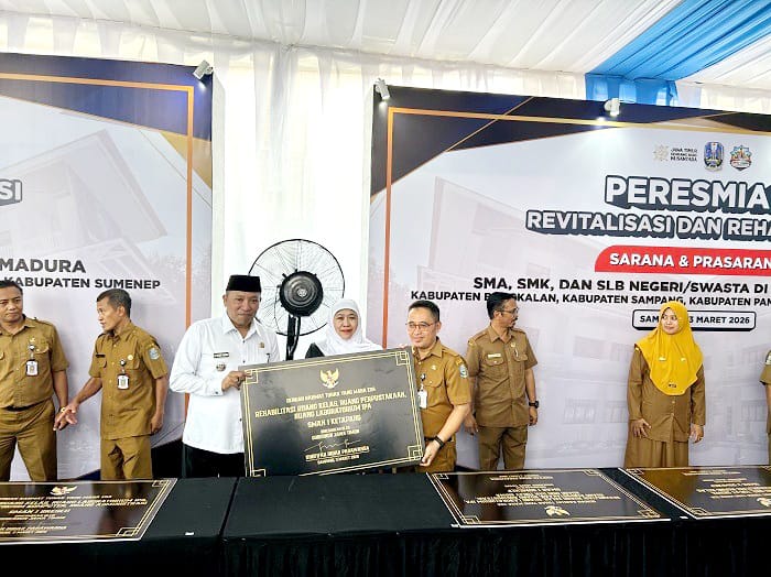 DIRESMIKAN: Gubernur Jatim Khofifah Indar Parawansa menyerahkan prasasti pembangunan rehabilitasi ruang kelas, perpustakaan, dan laboratorium SMAN 1 Ketapang di SMKN 2 Sampang, Selasa (3/3).