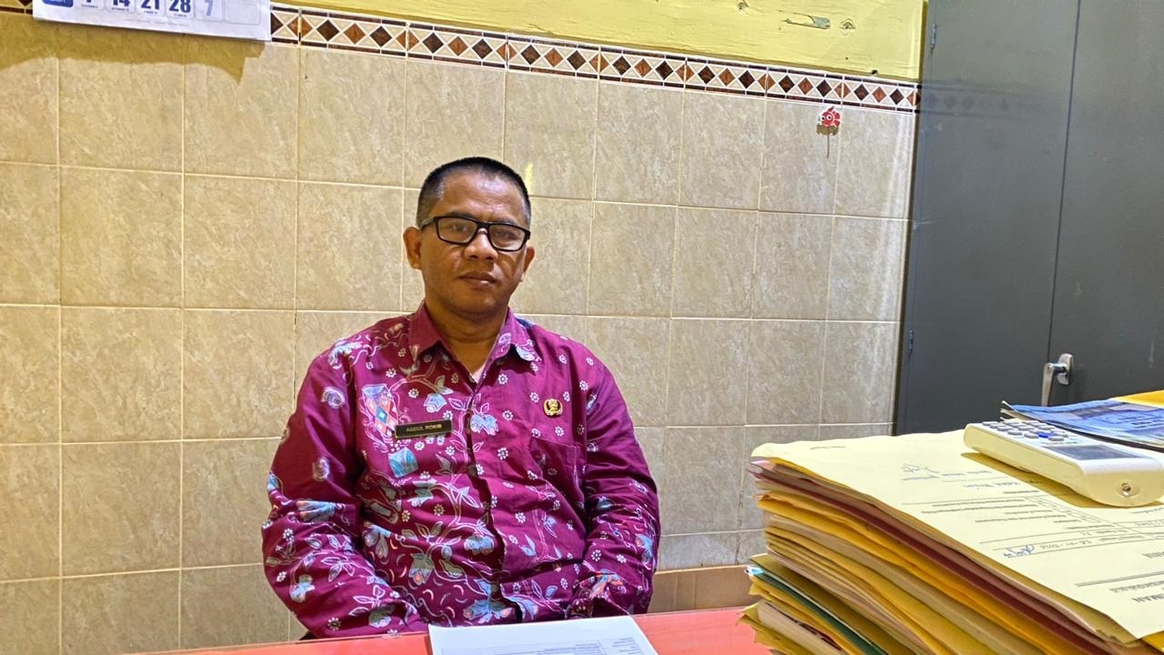 SANTAI: Kabid Perumahan Rakyat dan Permukiman DLH Perkim Sampang Abdul. Rokib saat ditemui di ruang kerjanya, Kamis (26/2).
