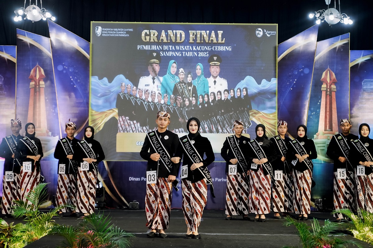 MENARIK PERHATIAN: Peserta grand final pemilihan duta wisata kacong cebbing di Gedung Balai Pertemuan Umum (BPU) Sampang 2025.