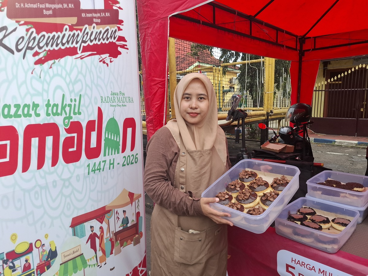 LARIS: Alfin Nitasari menunjukkan salah satu donat jualannya di Bazar Takjil Ramadan di Jalan dr Soetomo, Pajagalan, Kecamatan Kota Sumenep, Selasa (3/3).