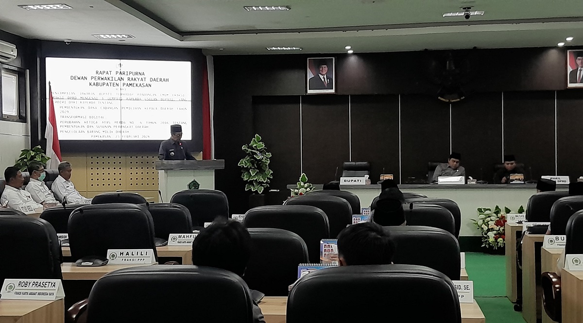 MITRA STRATEGIS: Bupati Pamekasan KH Kholilurrahman mengikuti rapat paripurna, Rabu (25/2)