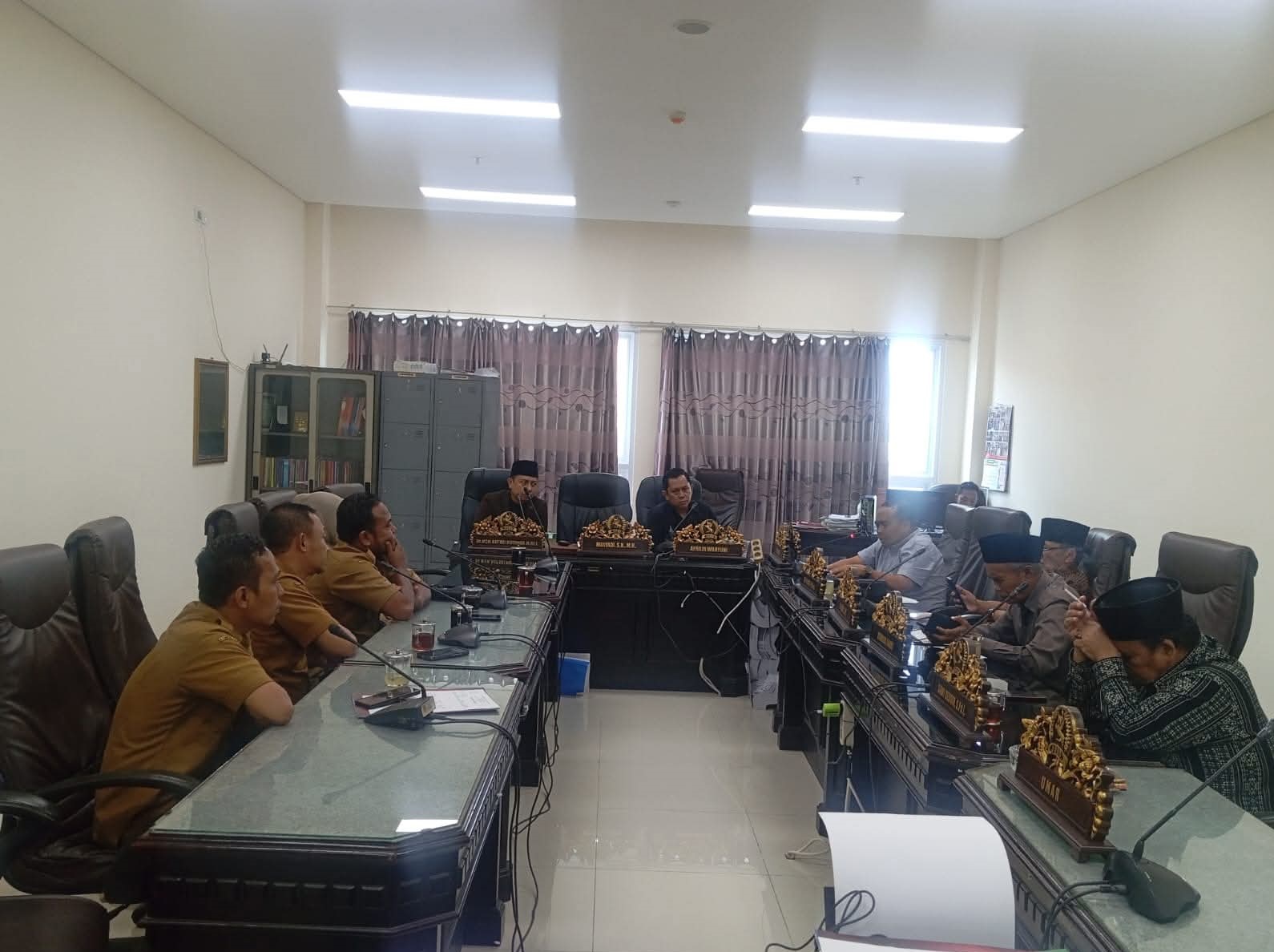 FOKUS: Anggota Komisi IV DPRD Sumenep saat menggelar rapat dengan Dispendik Sumenep di kantor dewan.
