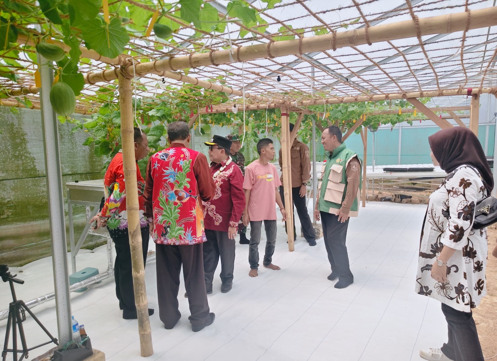 BERDAYA: Kepala DKPP Sumenep Chainur Rasyid mendampingi Wabup Imam Hasyim saat peresmian kawasan smart farming hortikultura di Desa Kasengan, Kecamatan Manding.