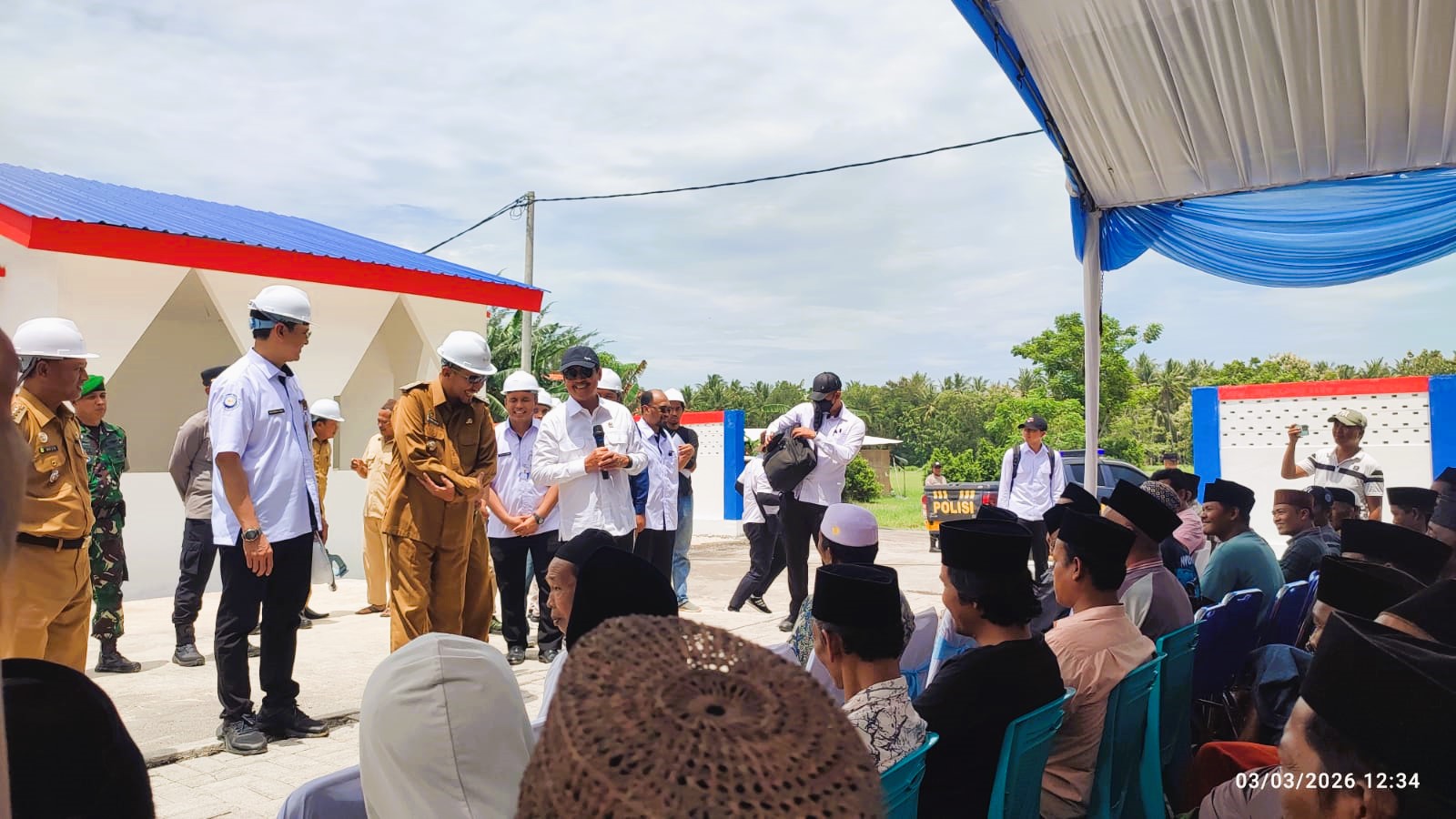 TURUN LANGSUNG: Bupati Sumenep (seragam cokelat) saat mendampingi Menteri Kelautan dan Perikanan RI Sakti Wahyu Trenggono saat meresmikan KNMP di Desa Dapenda, Kecamatan Batang-Batang