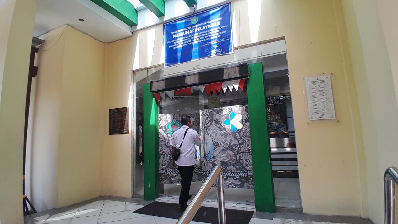 PERANGKAT DAERAH: Pegawai Dinkes Pamekasan sedang masuk kantor lewat pintu utama usai jam istirahat, Rabu (4/3).