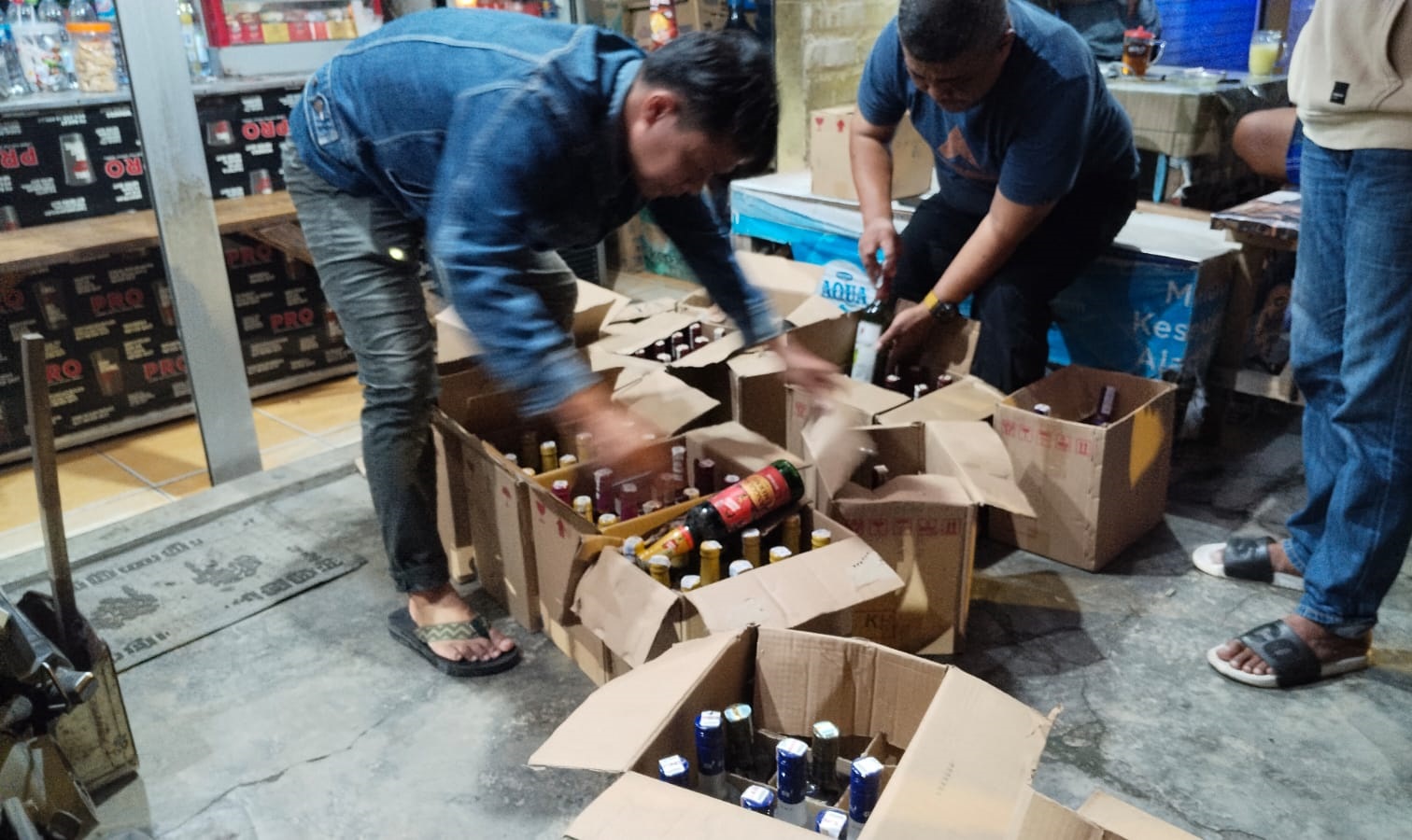 DISITA: Polisi mengamankan ratusan botol miras di Kelurahan Pejagan, Kecamatan Kota Bangkalan, Selasa (3/3).