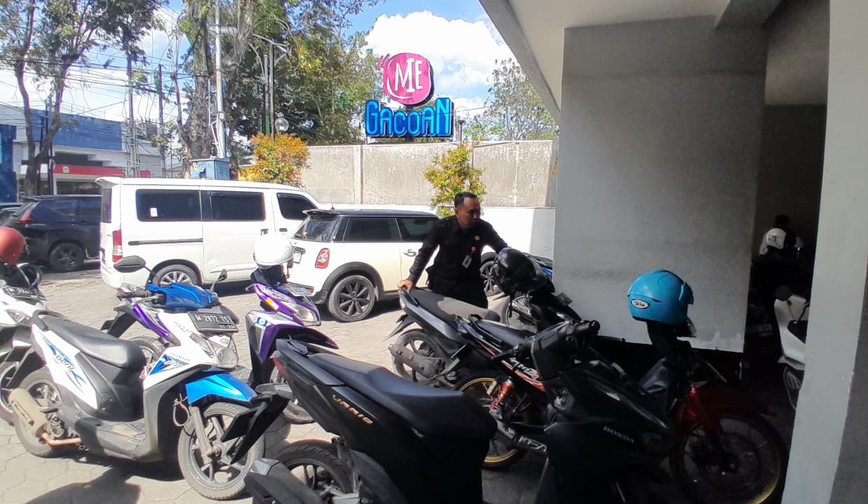 PEGAWAI SWASTA: Petugas keamanan bank swasta menjaga kendaraan nasabahnya di Jalan Jokotole, Rabu (4/3).