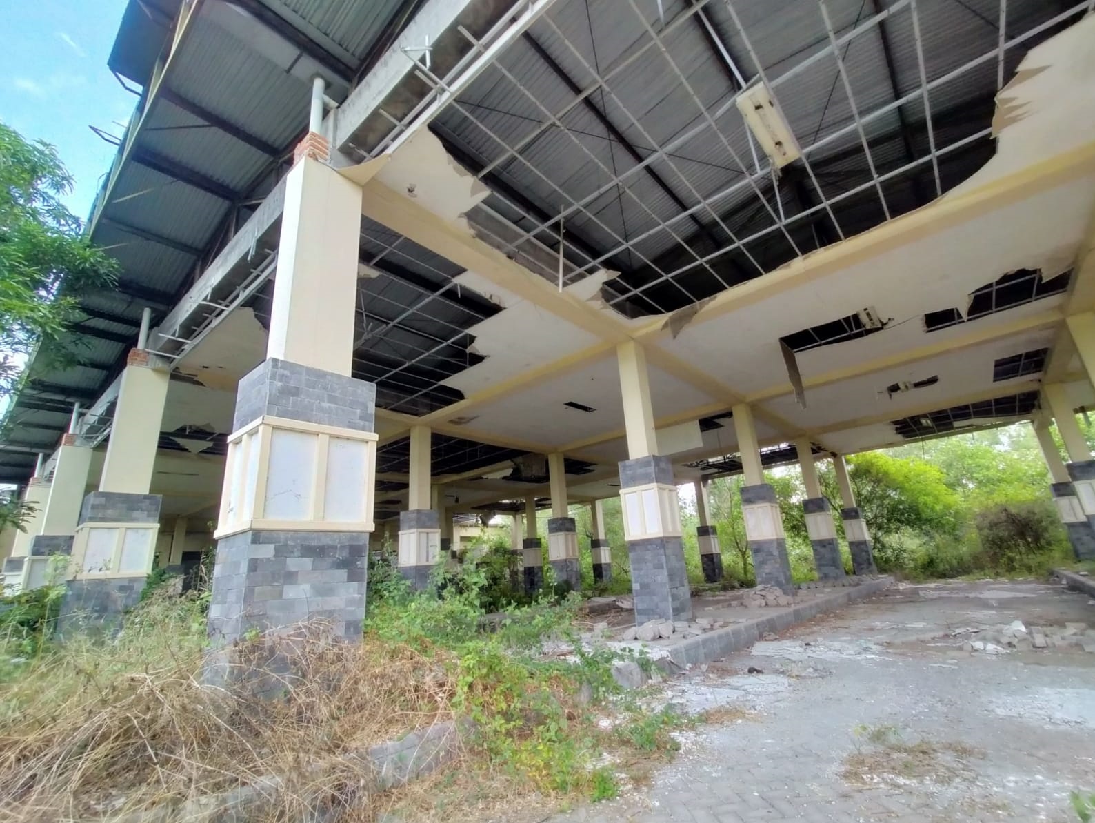 TERBENGKALAI: Terminal tipe A di Desa Masaran, Kecamatan Tragah, Bangkalan, terbengkalai Senin (18/8/2025).