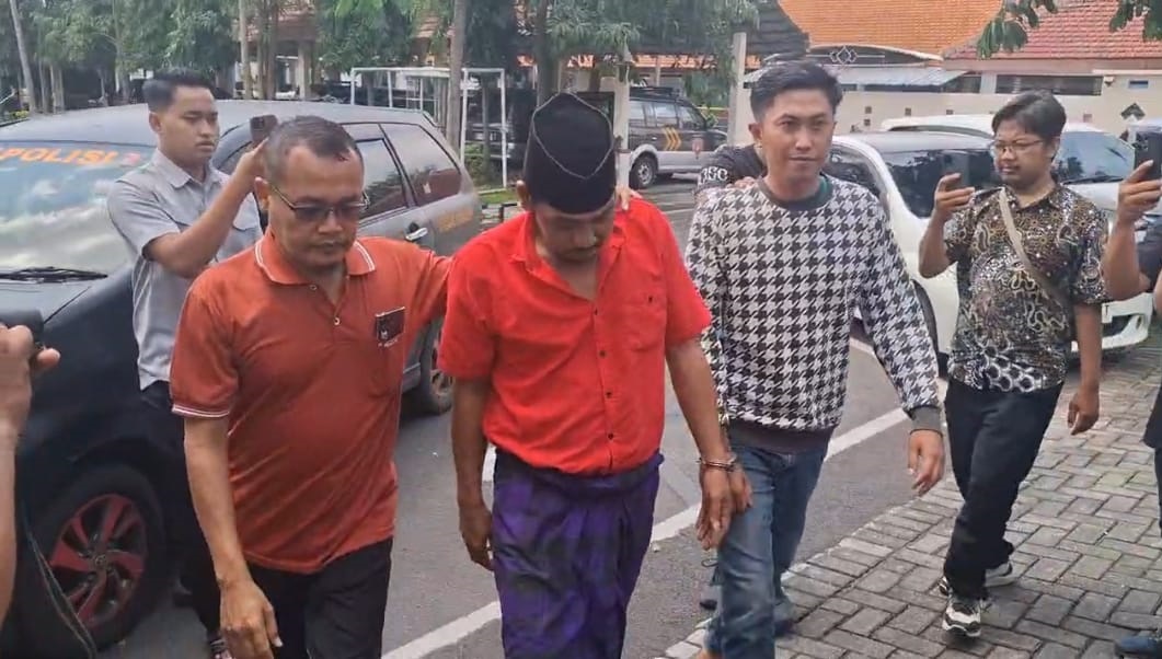 TAK BERKUTIK: Tersangka Moh. Zehri (baju merah) dan Bahar (baju corak putih hitam) digiring aparat Satreskrim Polres Jombang, Rabu (4/3).