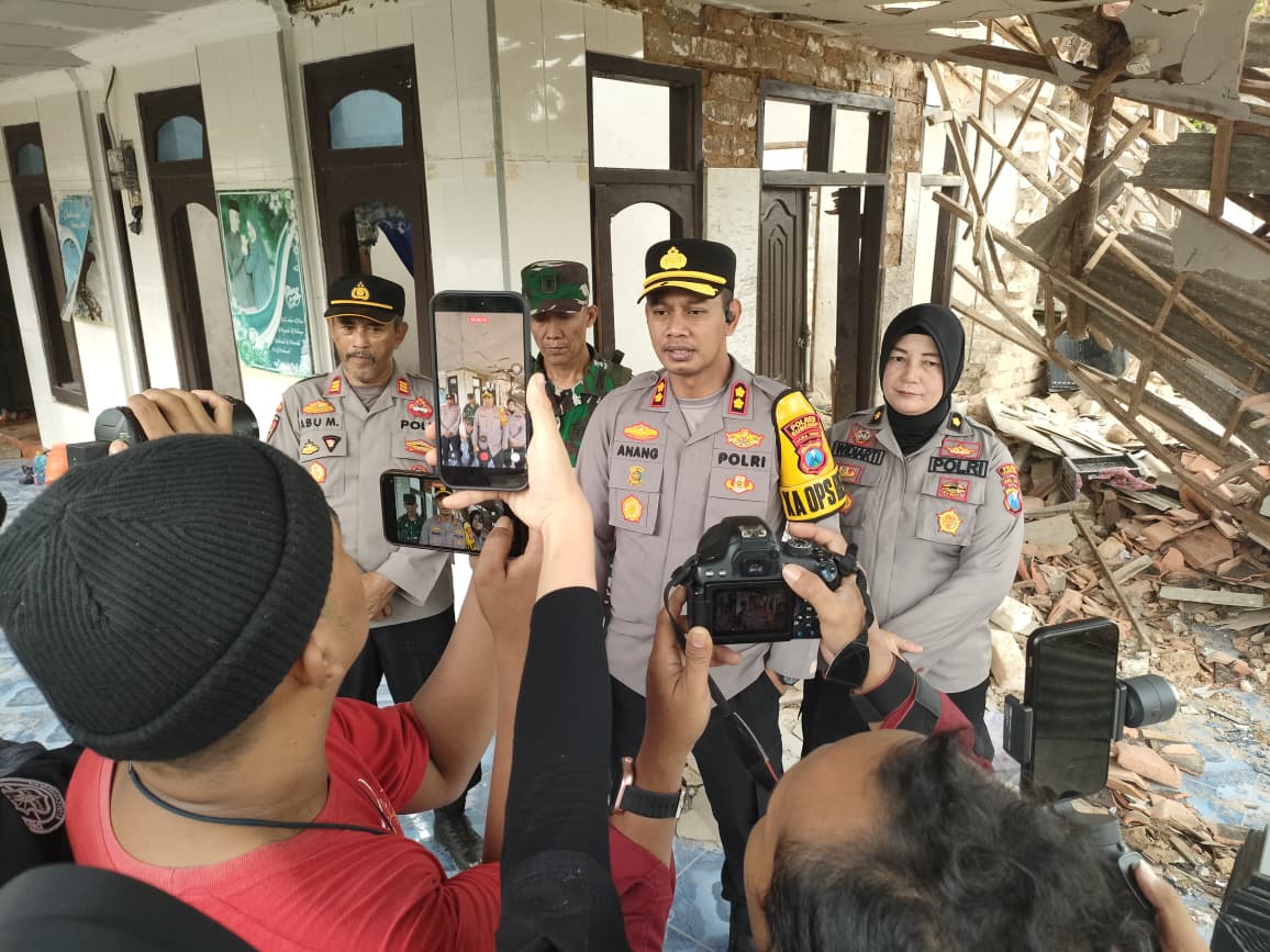 RUSAK PARAH: Kapolres Sumenep AKBP Anang Hardiyanto memberi keterangan di lokasi ledakan di Desa Bantelan, Batuputih, Kamis (5/3)