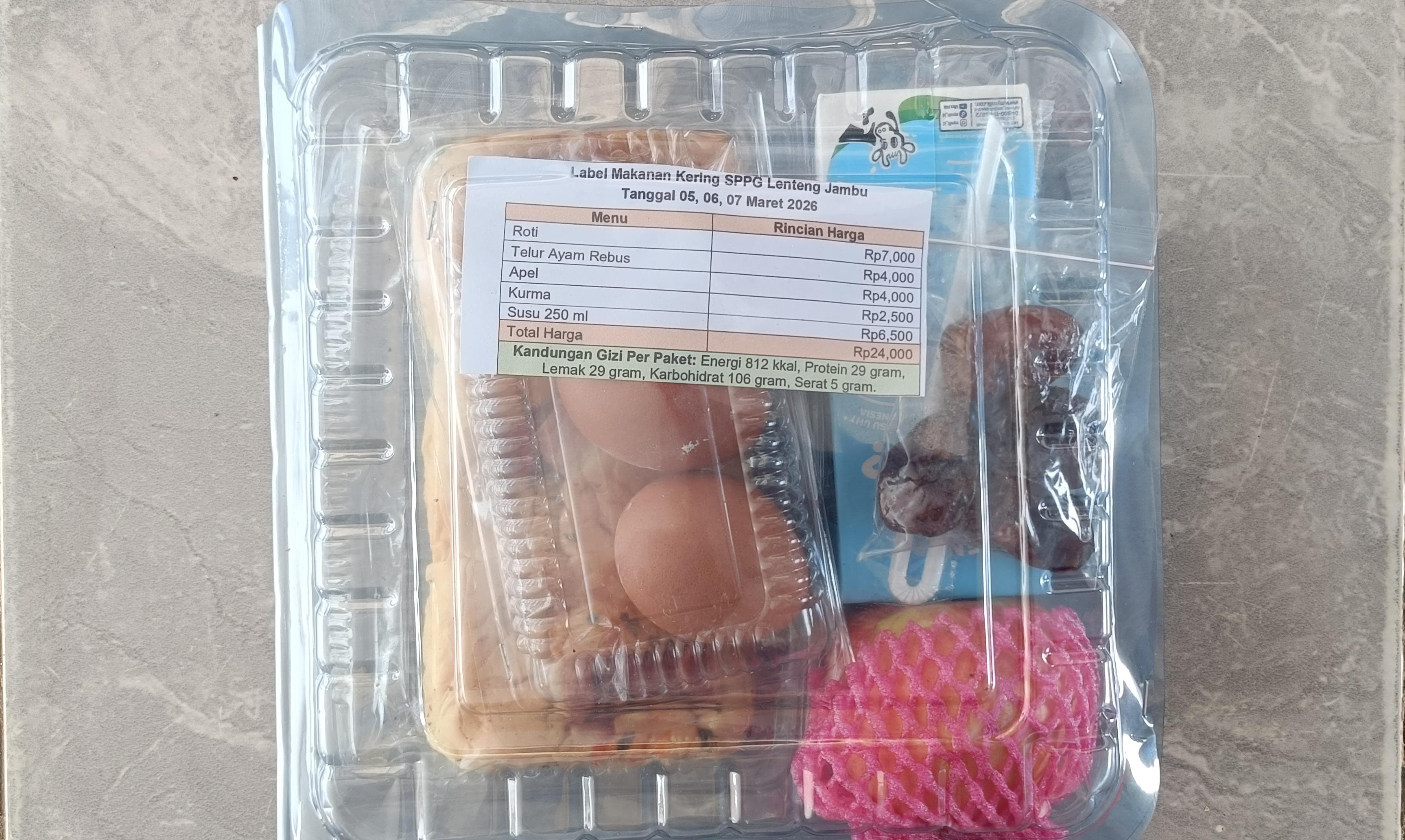 DILENGKAPI HARGA: Paket MBG yang didistribusikan SPPG Sumenep Lenteng Jambu Yayasan Mathlabul Ulum, Kamis (5/3).