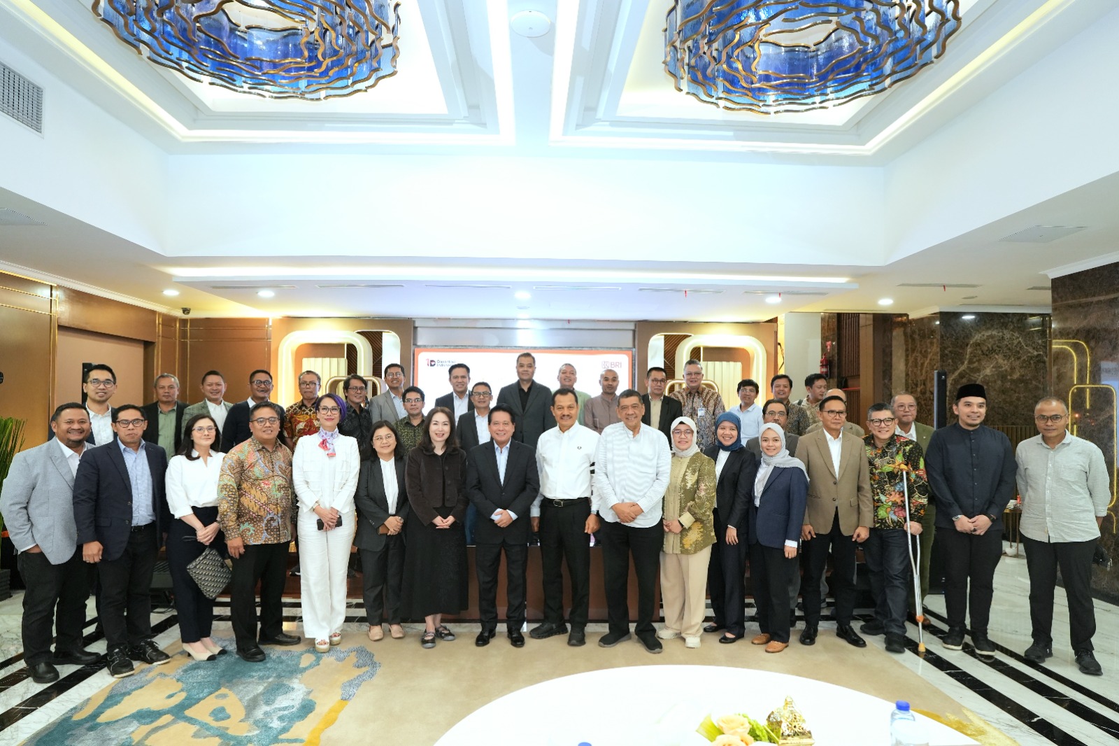 GUYUB: Sejumlah pimpinan BRI bersama pemimpin redaksi menggelar buka puasa bersama.