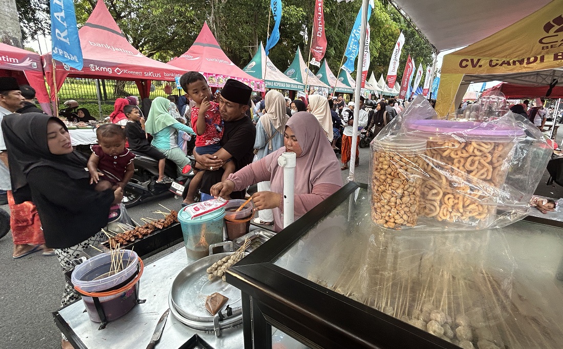 LARIS: Melani saat melayani pembeli sate-satean di stan bazar takjil, Rabu (25/2).
