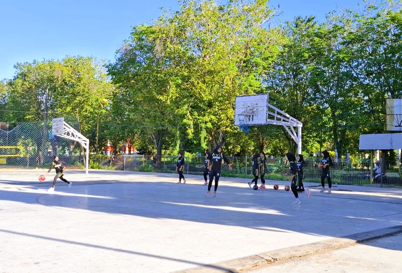 SEMANGAT: Sejumlah atlet basket Sumenep sedang menjalani sesi latihan di lapangan yang terletak di Desa Pabian, Kecamatan Kota Sumenep, Rabu (4/3).