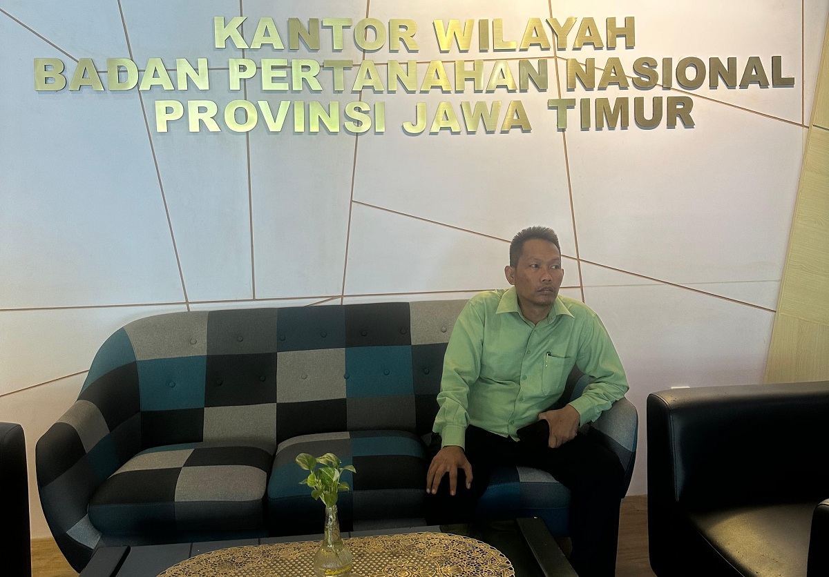 TITIK TERANG: Pengacara Mohammad Taufik berada di Kanwil BPN Jawa Timur, Senin (2/3).