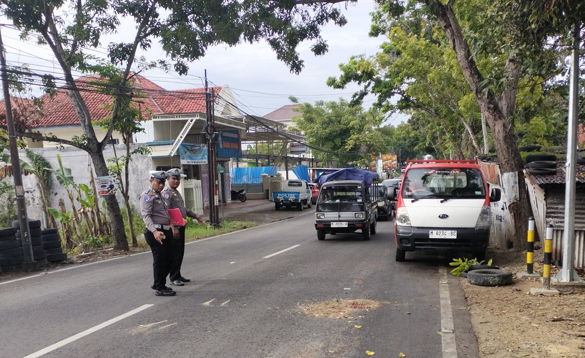 CERMAT: Polisi melakukan olah TKP di Jalan Raya Nyalaran Pamekasan, Rabu (4/3).