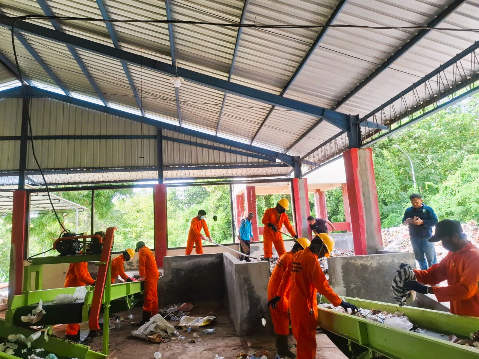BEKERJA: Sejumlah petugas sedang melakukan pengolahan sampah di TPA, Desa Torbang, Kecamatan Batuan, Sumenep.