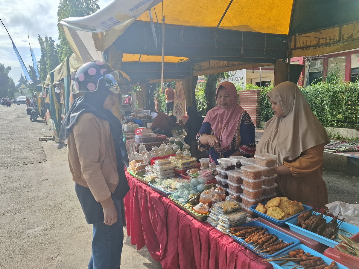 USAHA: Nia tengah melayani pelanggannya di Bazar Takjil Ramadan di Jalan dr Soetomo, Pajagalan, Kecamatan Kota Sumenep, Rabu (4/3).