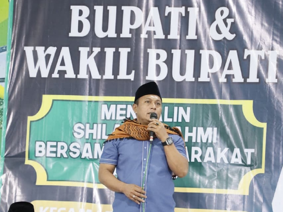 MENYAPA WARGA: Wabup Pamekasan Sukriyanto menyampaikan sambutan dalam kegiatan Safari Ramadan di Kecamatan Pegantenan, Jumat (27/2)