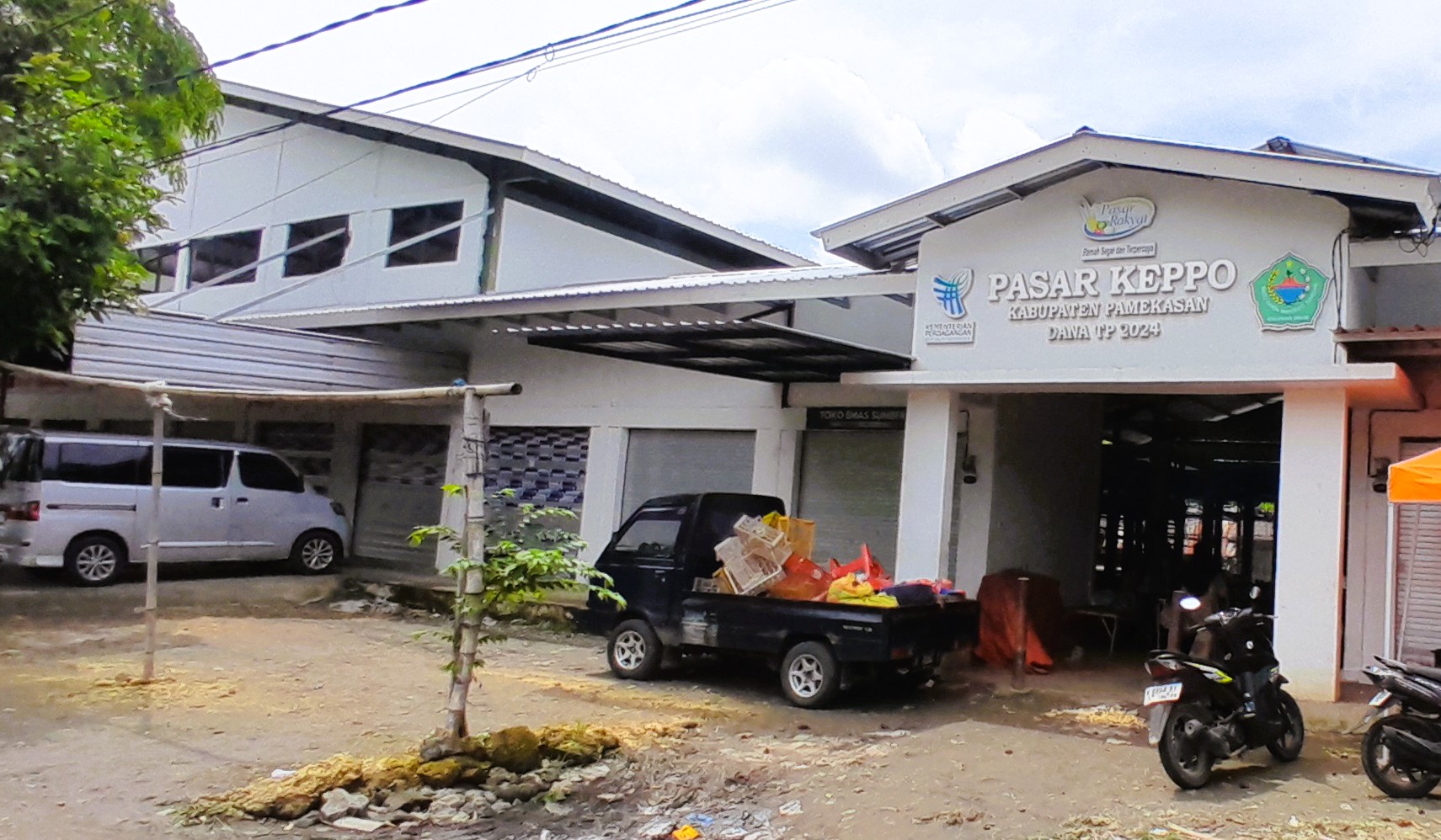 SUMBER PAD: Sejumlah pedagang sedang beraktivitas di Pasar Proppo, Kecamatan Galis, Sabtu (28/2).