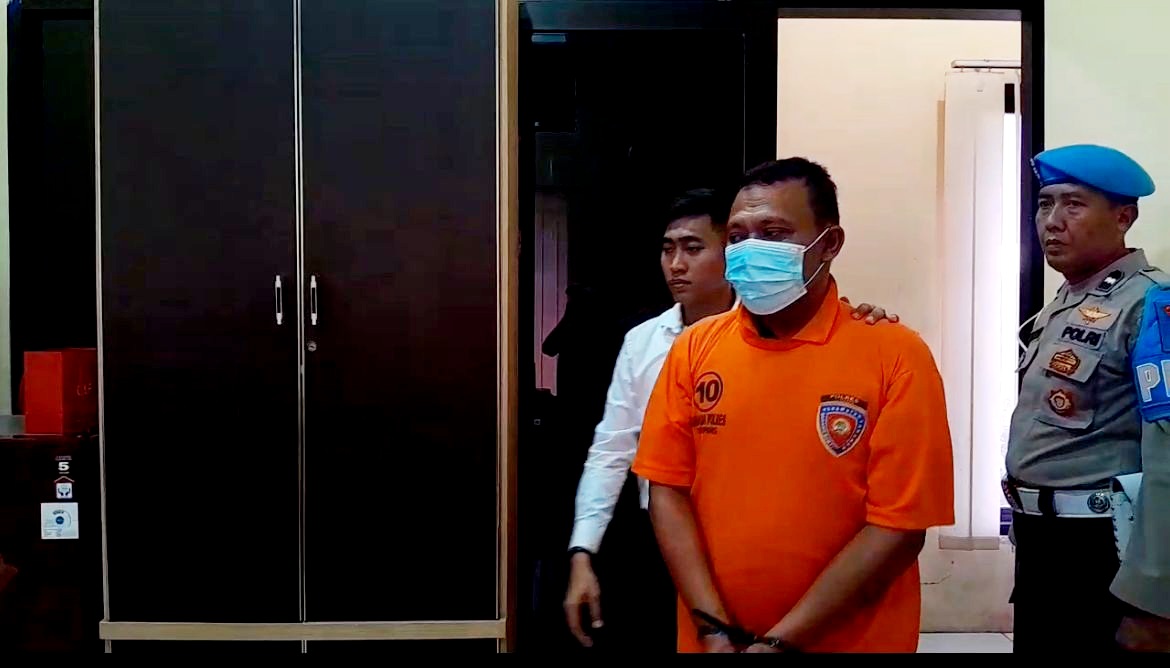 PASRAH: Tersangka S saat digiring polisi ke ruang konferensi pers di Mapolres Sampang Kamis (5/3).
