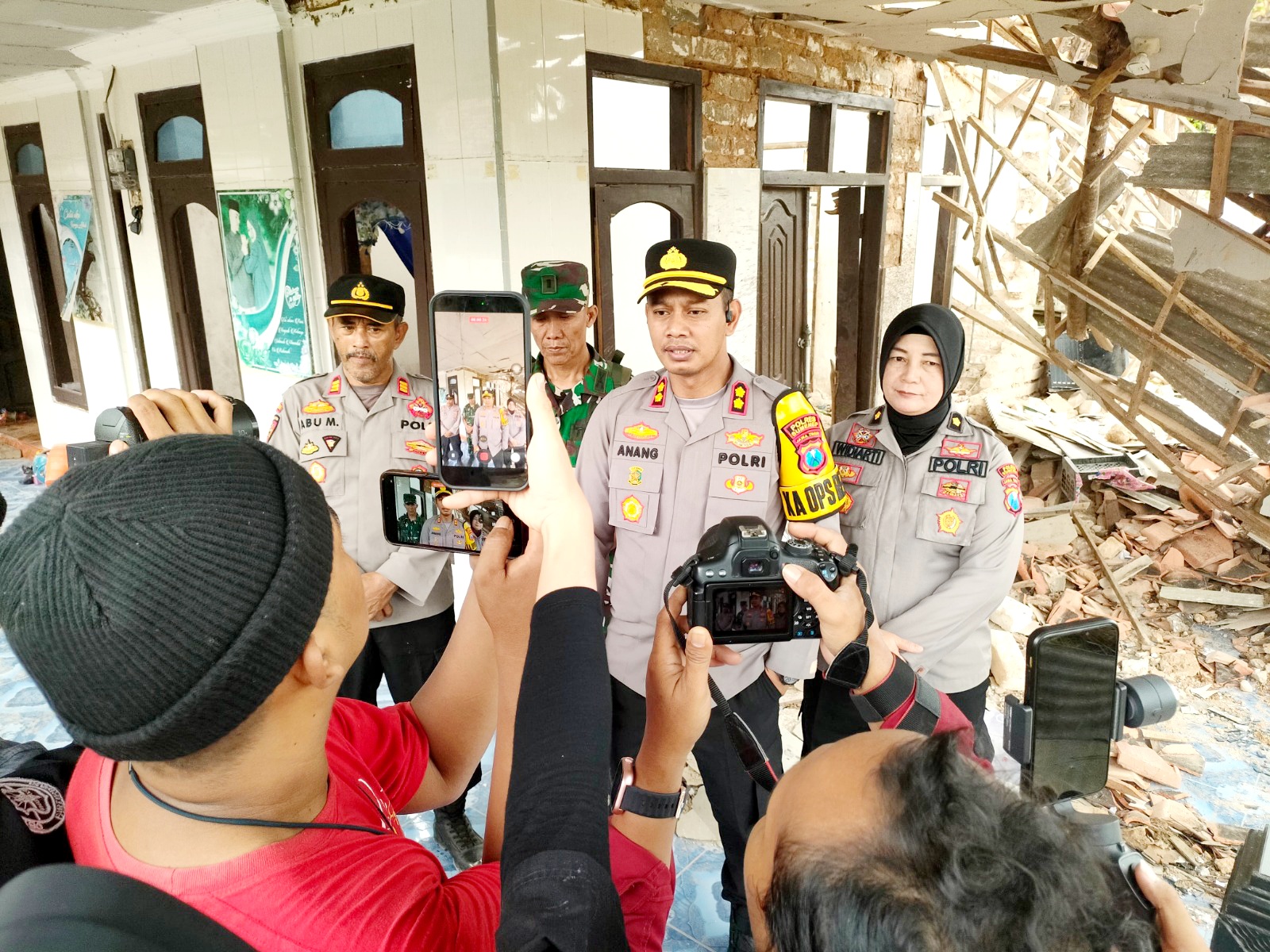 RUSAK: Kapolres Sumenep AKBP Anang Hardiyanto saat turun langsung ke lokasi ledakan di Desa Bantelan, Batuputih, Sumenep, Kamis (5/3). (HUMAS POLRES SUMENEP UNTUK JPRM)