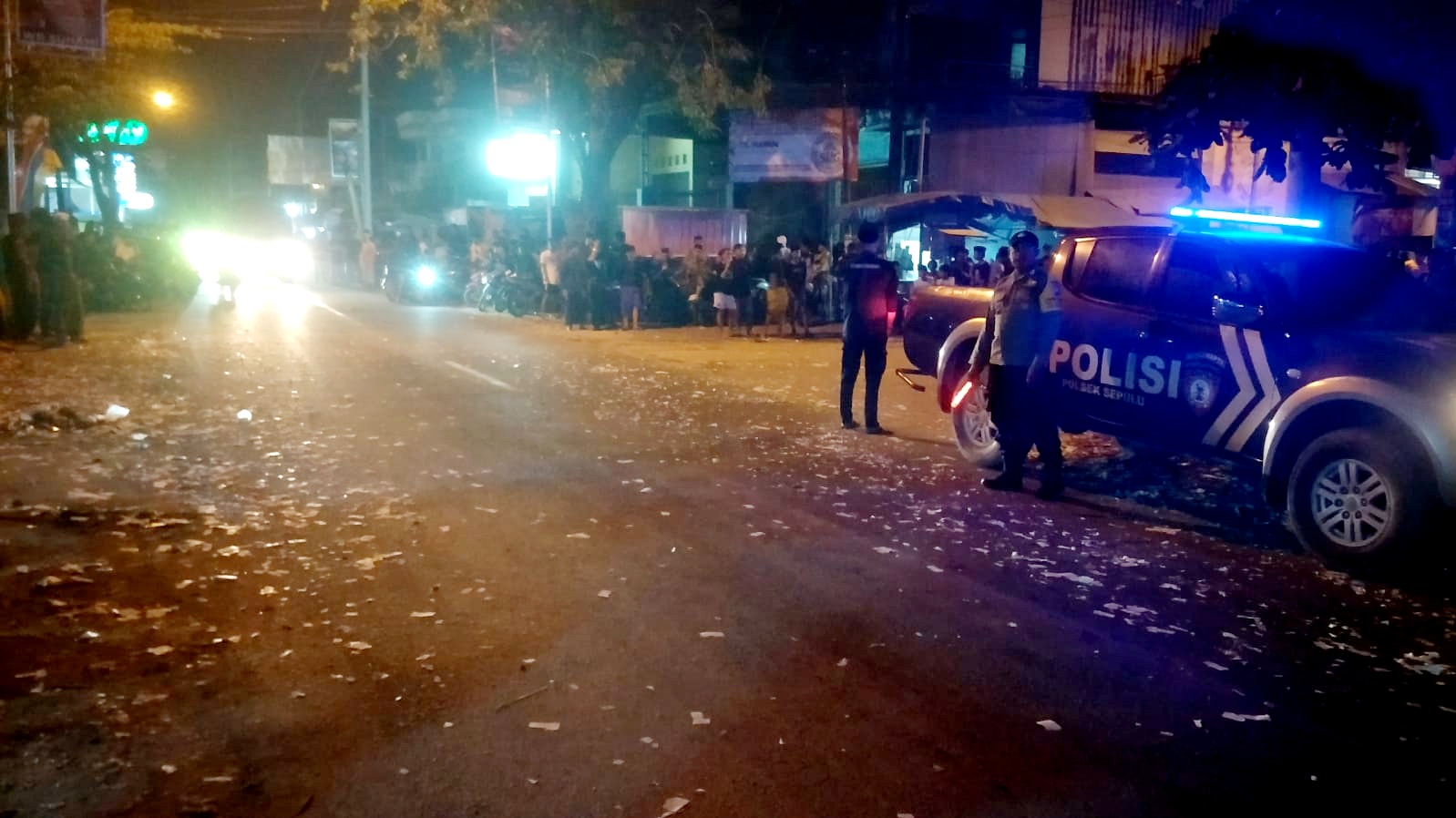 MERESAHKAN: Segerombolan remaja saat melakukan aksi pembakaran mercon di akses Jalan Raya Sepulu, Bangkalan, Sabtu (28/2) malam. (POLSEK SEPULU UNTUK JPRM)