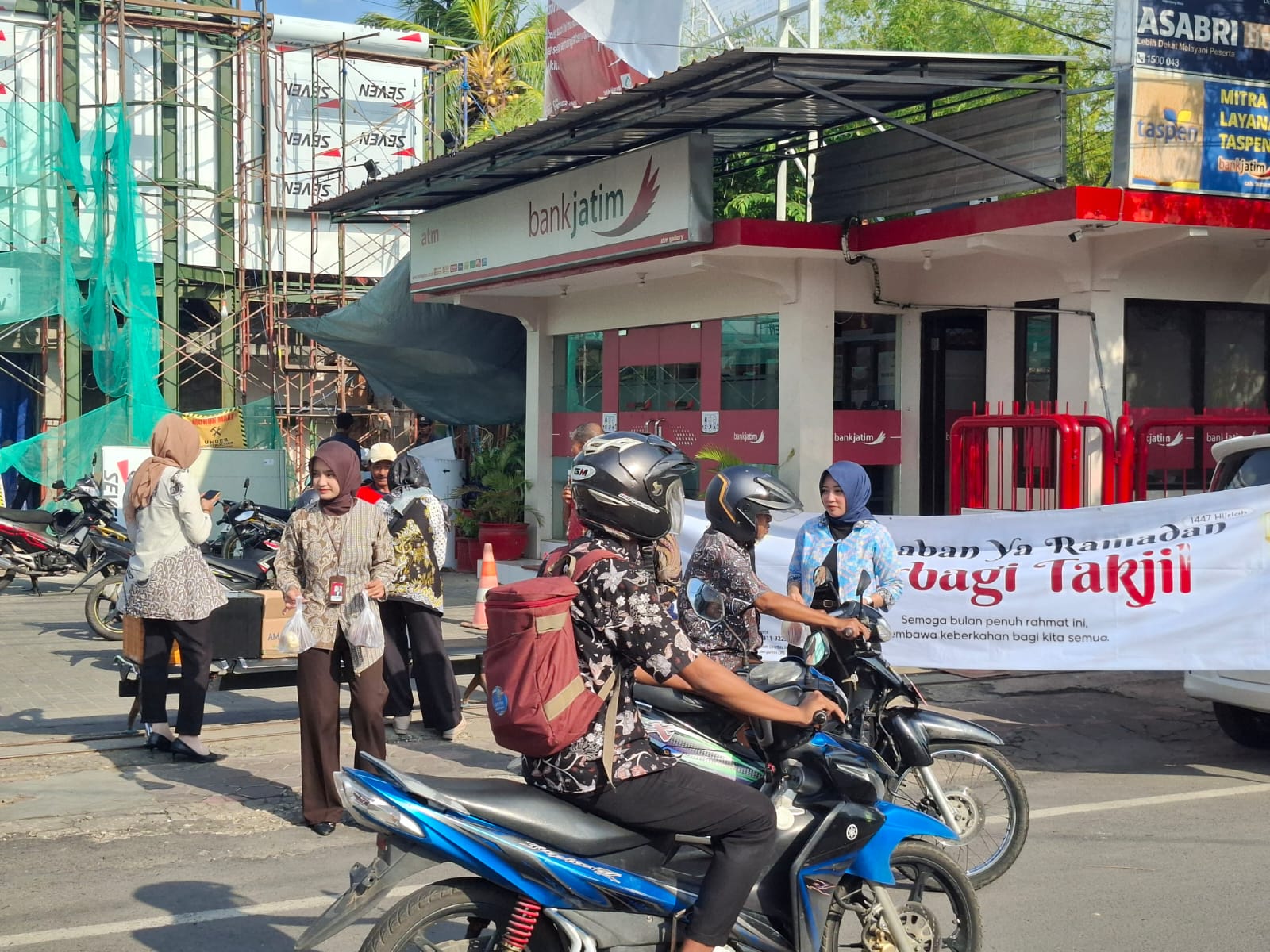 BERBAGI: Pegawai Bank Jatim Cabang Sumenep berbagi takjil kepada pengandara di depan kantor cabang setempat di Jalan Trunojoyo, Desa Kolor, Kecamatan Kota Sumenep, Kamis (5/3).