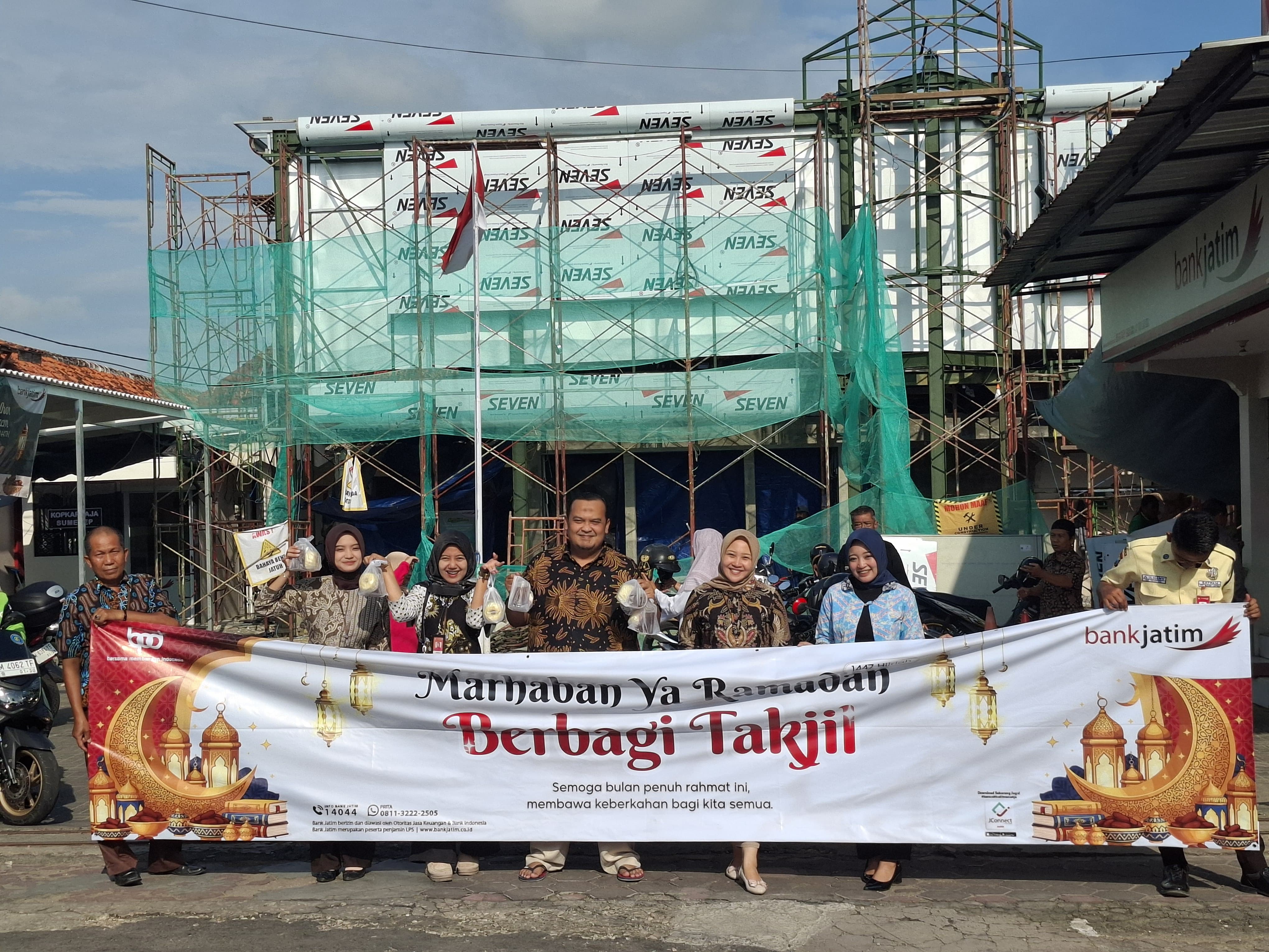 Jajaran karyawa Bank Jatim Cabang Sumenep Berbagai Takjil