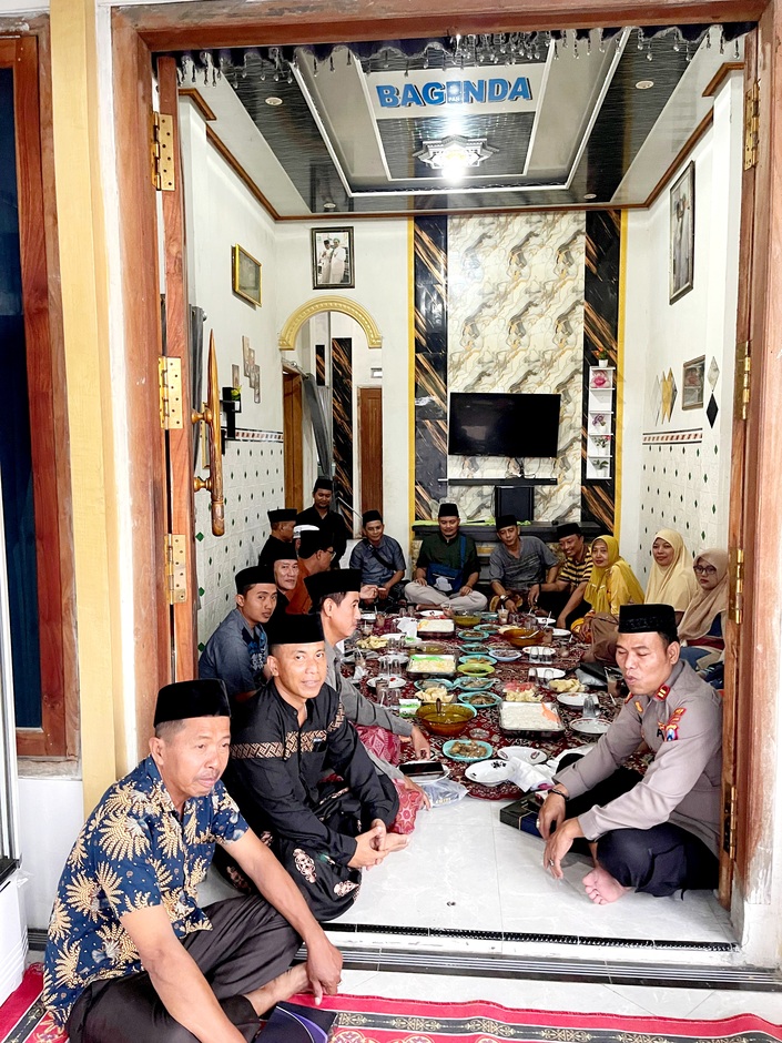 SEMOGA BAROKAH: Owner Yayasan Babur Rizki Camplong Ach. Eko Haryono (dua dari kiri) saat menyambut kepala sekolah dan tamu undangan di kediamannya.