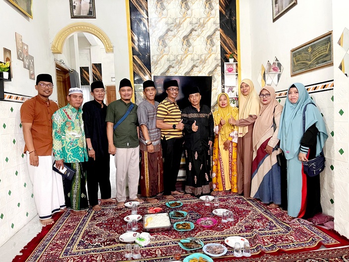 SOLID: Owner Yayasan Babur Rizki Camplong Ach. Eko Haryono (baju hitam, bersarung) berpose dengan kepala sekolah.