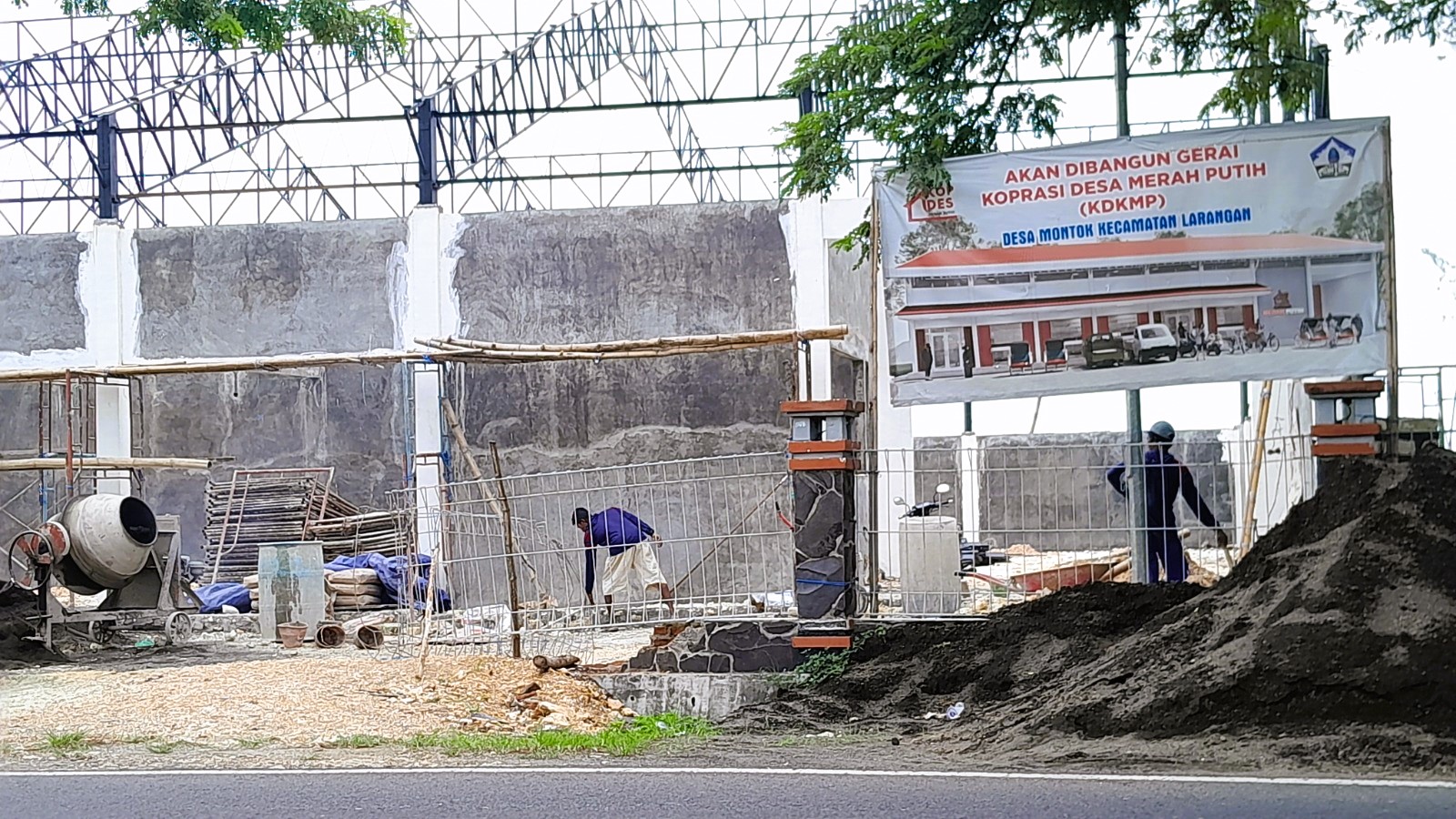 TIDAK TRANSPARAN: Para pekerja sedang mengerjakan pembangunan KDKMP Desa Montok, Kecamatan Larangan, Pamekasan, Senin (2/3).