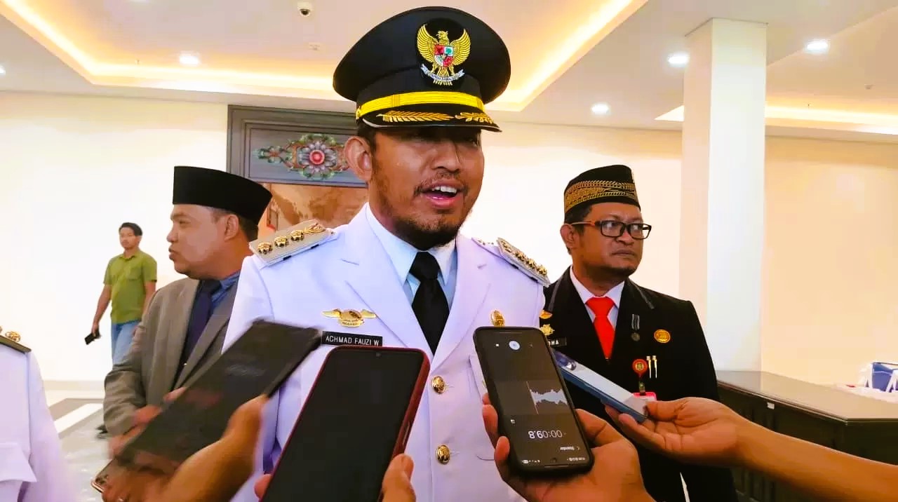 FOKUS: Bupati Sumenep Achmad Fauzi Wongsojudo saat diwawancara oleh sejumlah awak media di Kantor DPRD Sumenep.