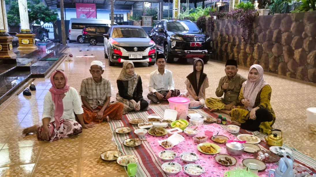 BAHAGIA: Ketua DPRD Sumenep Zainal Arifin berbuka bersama keluarganya di Desa Tambaagung Tengah, Kecamatan Ambunten.