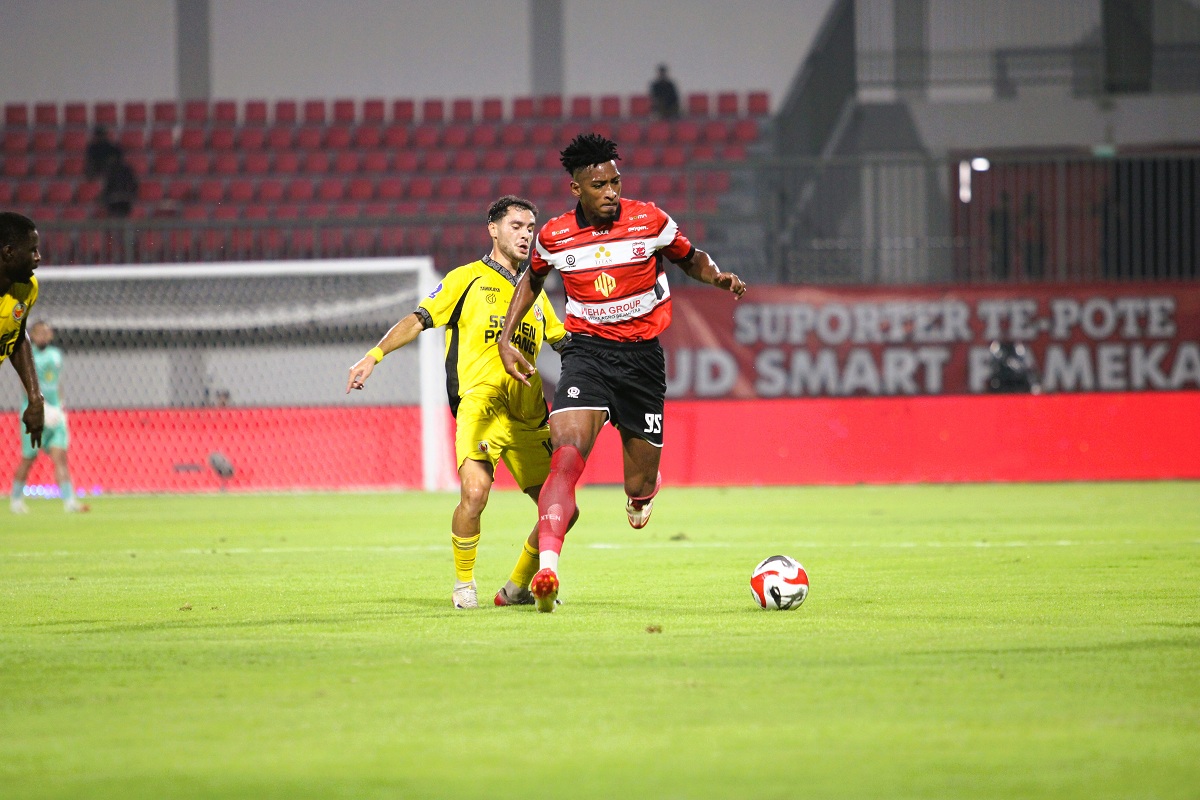 JANGKUNG: Bek MU Mendonca adu skill dengan pemain Semen Padang di SGMRP Pamekasan, Minggu (4/1).