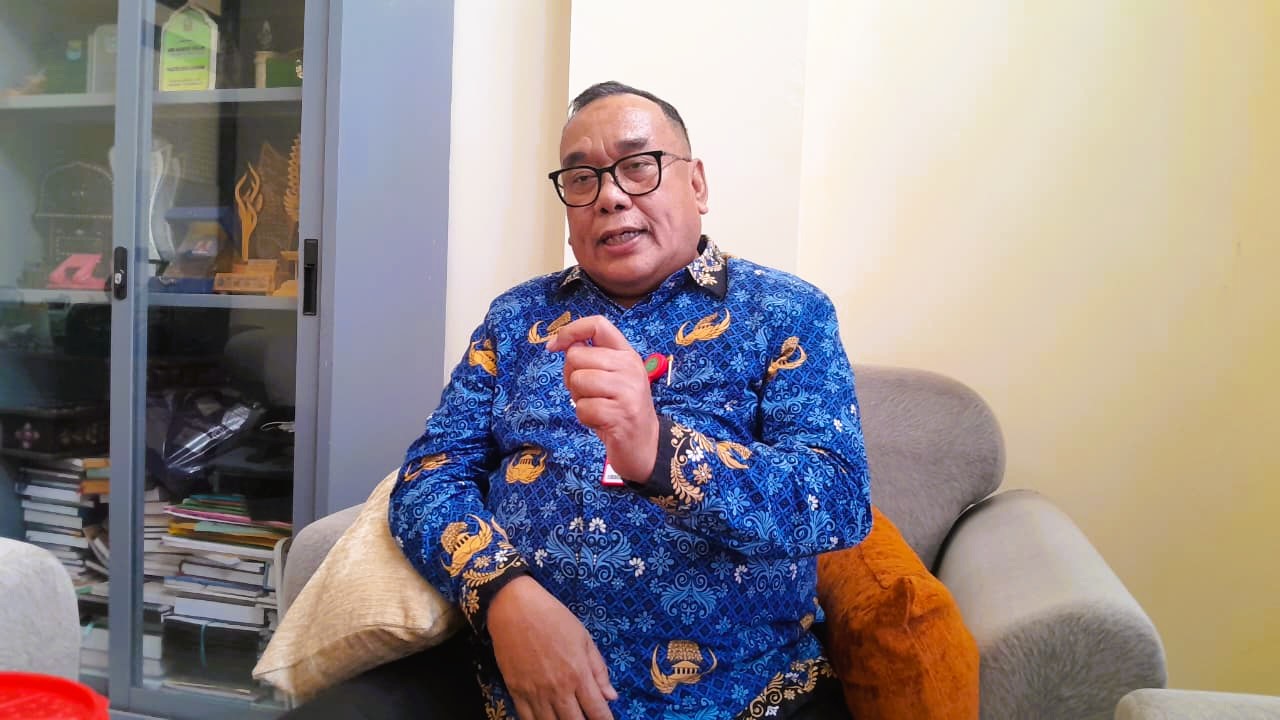 TEGAS: Kepala Diskop UKM dan Naker Pamekasan Ahmad Sjaifudin saat ditemui di ruang kerjanya.