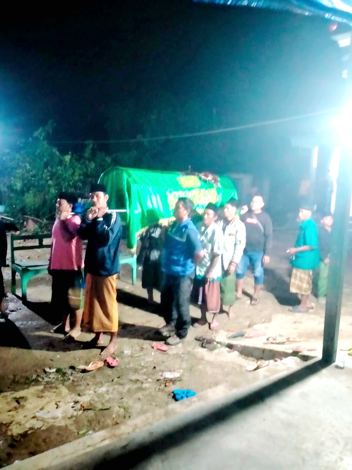 BERDUKA: Jenazah Musayyah hendak dikebumikan di Desa Rabasan, Kecamatan Camplong, Kamis (5/3) malam. (BPBD UNTUK JPRM)