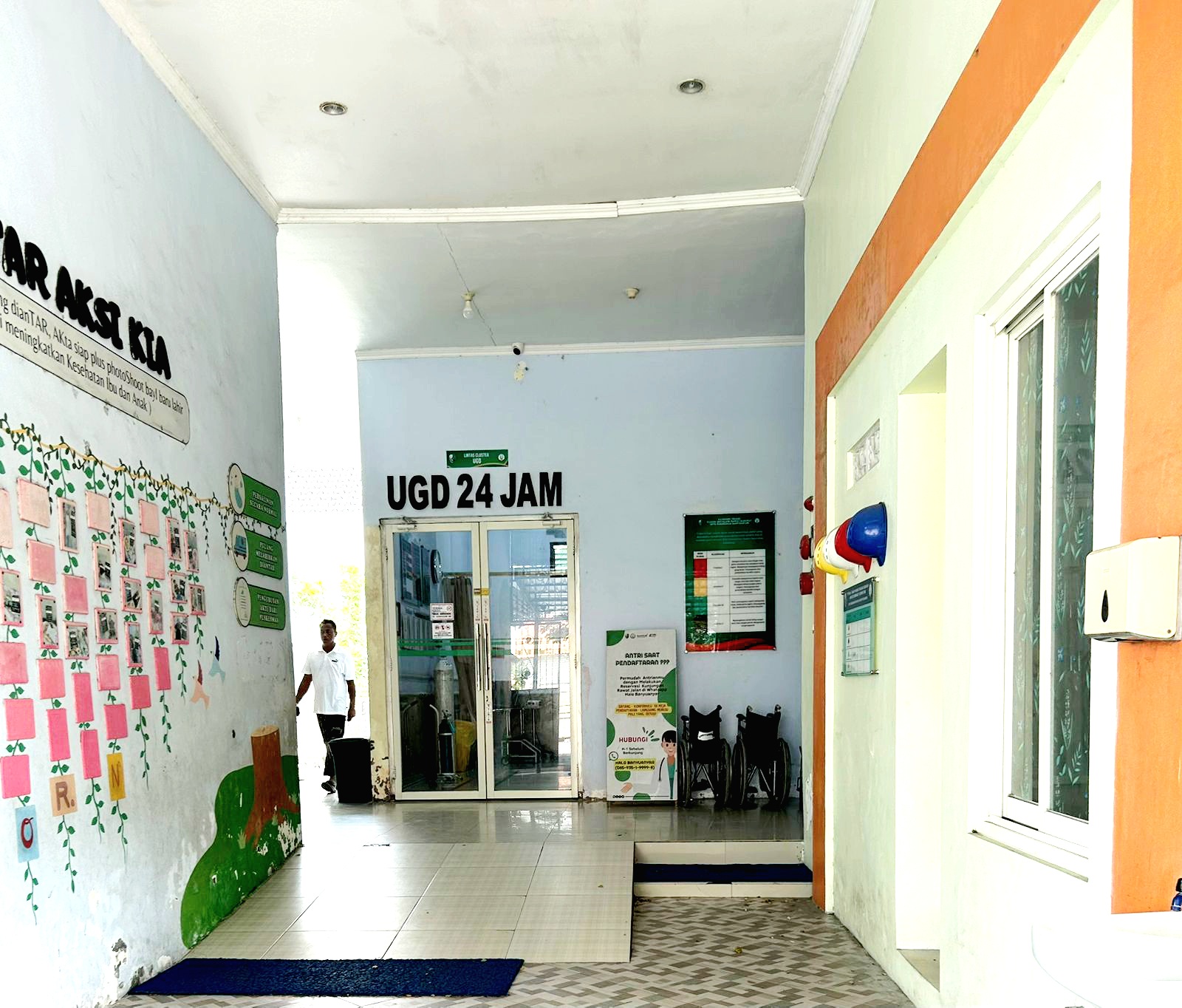 LENGANG: Warga berada di sekitar ruang UGD Puskesmas Banyuanyar, Sampang, Jumat (6/3). (UBAIDILLAHIR RAIE/JPRM)