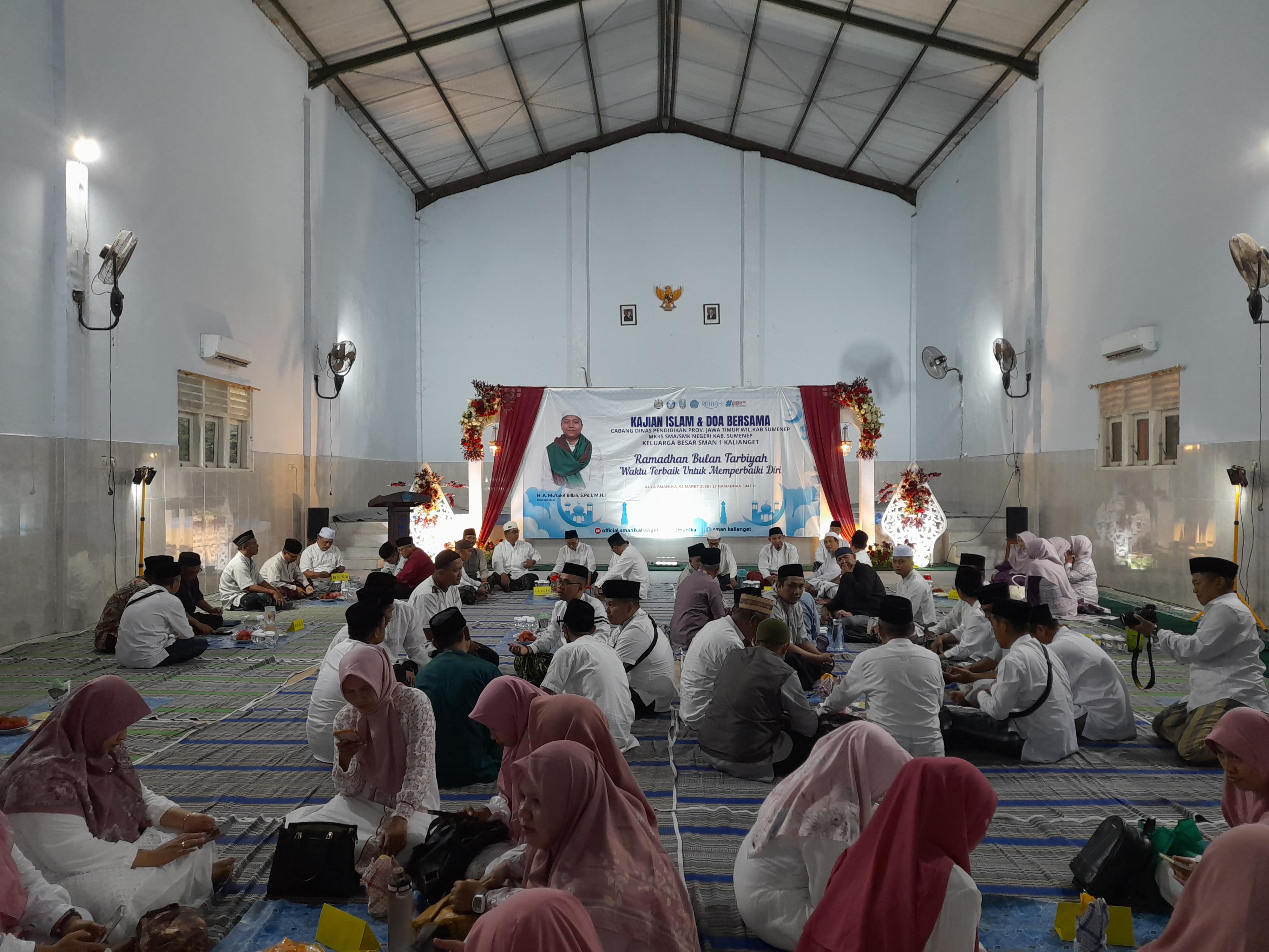 DAMAI: Sejumlah kepala sekolah dan keluarga besar sivitas akademika SMAN I Kalianget dalam kegiatan kajian islam dan doa bersama di sekolah setempat, Jumat (6/3).