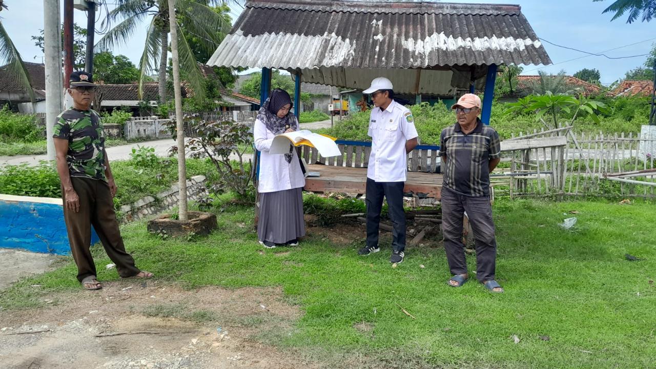 JADI PERHATIAN: Tim monitoring Disperkimhub Sumenep bersama warga saat mengecek fasum Perumahan Bima Regency di Desa Marengan Daya, Kecamatan Kota Sumenep, Rabu (25/2).