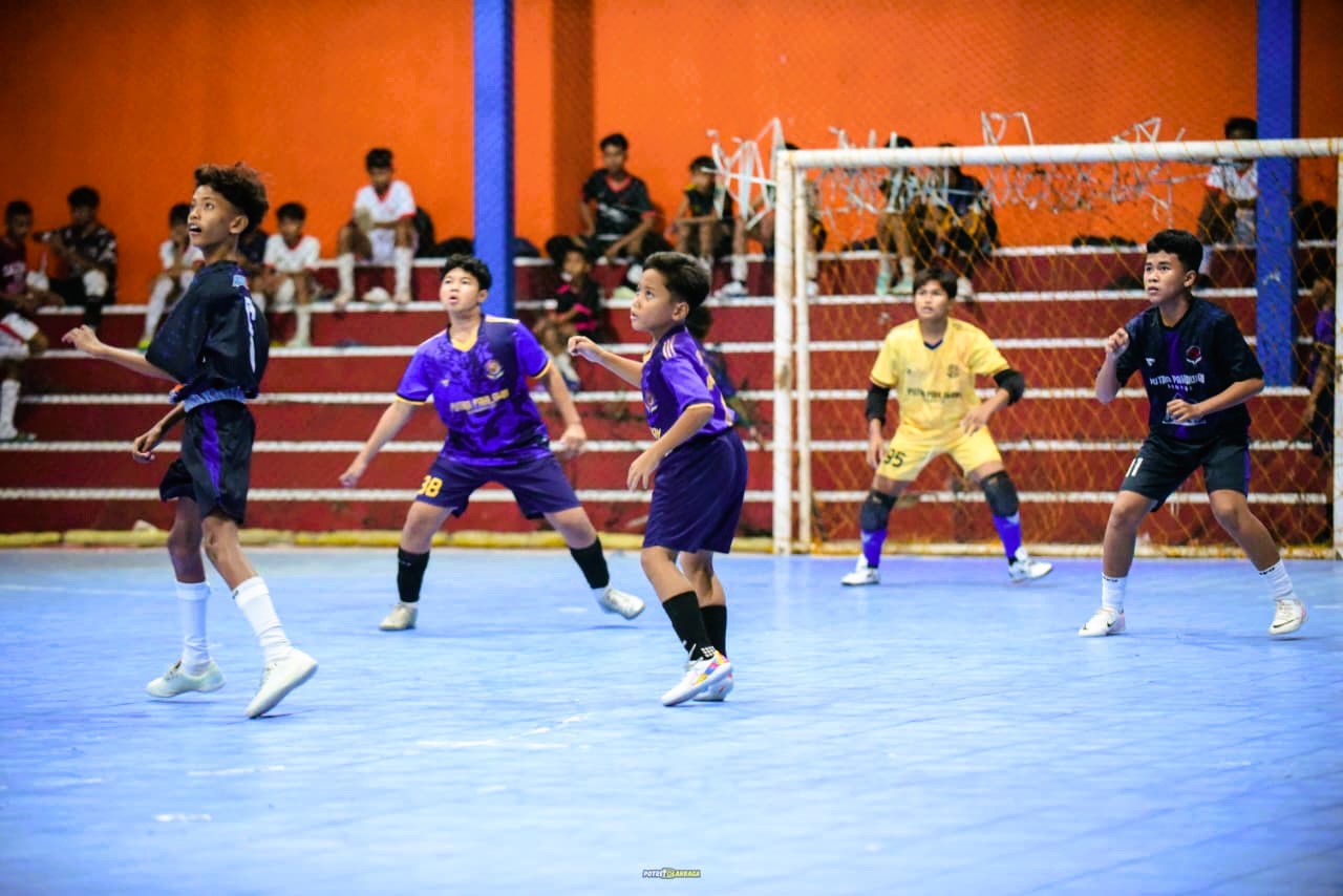PENUH SEMANGAT: Pemain klub sepak bola Putra Pahlawan saat mengikuti kompetisi futsal internal di lapangan futsal Jalan Pahlawan, Sampang, Minggu (8/3).