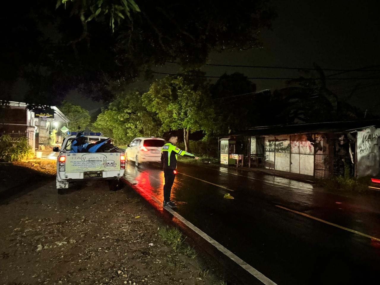 TURUN LANGSUNG: Anggota Satlantas Polres Sampang melakukan olah TKP di jalan raya Desa Banyusokah, Kecamatan Ketapang, Sabtu (7/3) malam.