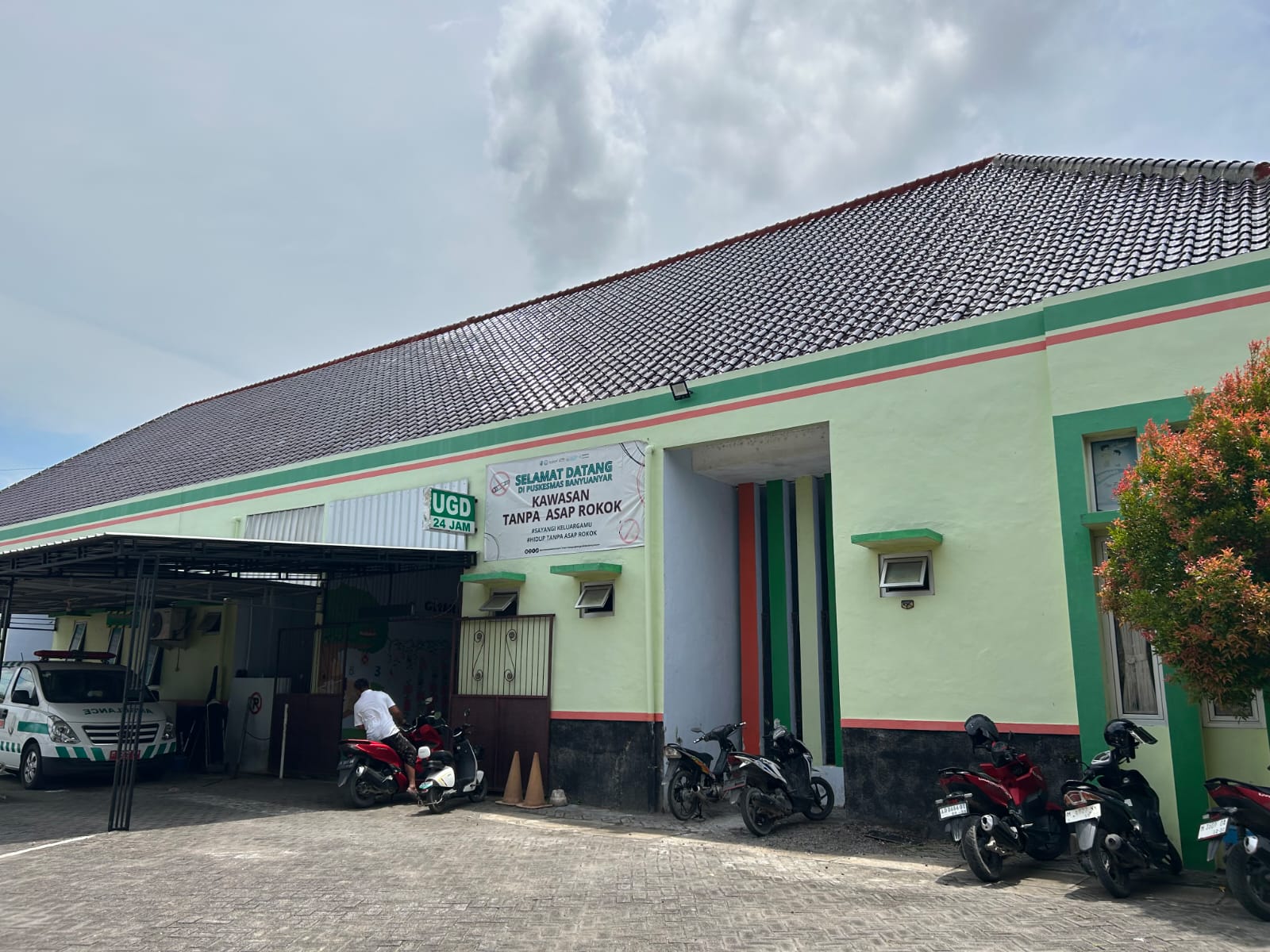 DIKELUHKAN: Warga berada di sekitar halaman Puskesmas Banyuanyar Sampang, Minggu (8/3).