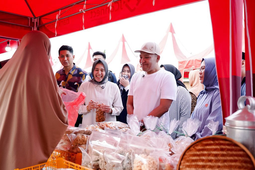 PEDULI: Bupati Sampang Slamet Junaidi saat memborong dagangan UMKM di stand Bazar Takjil Alun-Alun Trunojoyo Sampang, Minggu (8/3).